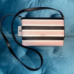 kate spade dody crossbody. Size 6.6"h x 9.1"w x 2"d
Drop: 22"